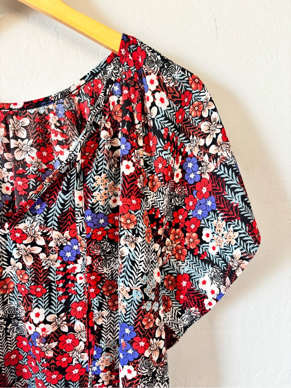 SHEIN Red Floral V-Neck Tie-Front Short Sleeve Blouse - Picture 3 of 7